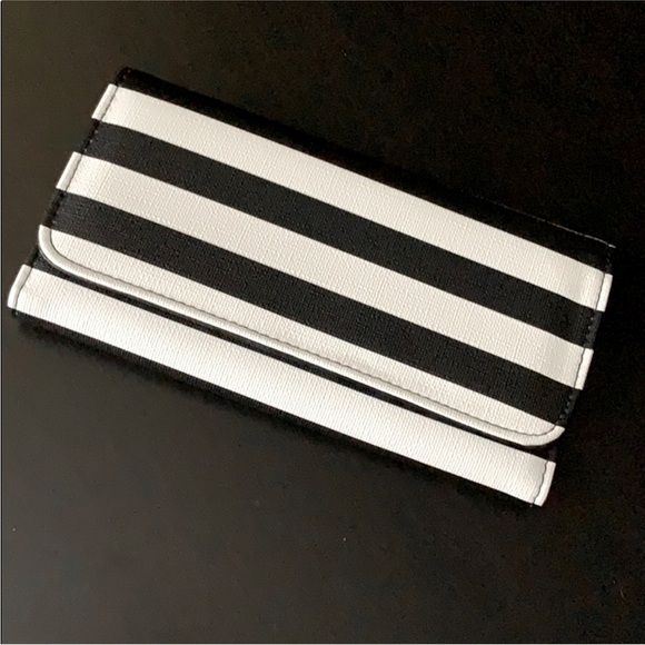 Kut from the Kloth Slim Striped Trifold Wallet
$4k| Size: 7.5" x 4.5" x .75" - Picture 1 of 11